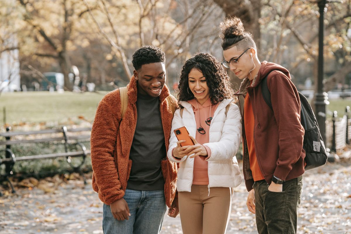 Gruppo di amici che guarda insieme lo smartphone